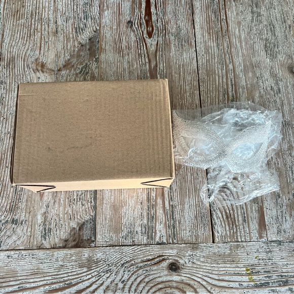 ARRIBAS BROTHERS DISNEY DISNEYLAND AUSTRIAN CRYSTAL MASQUERADE MASK - Picture 5 of 9